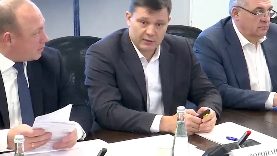 Кадр трансляции заседания Комитета по строительной политике, энергетике и жилищно-коммунальному хозяйству