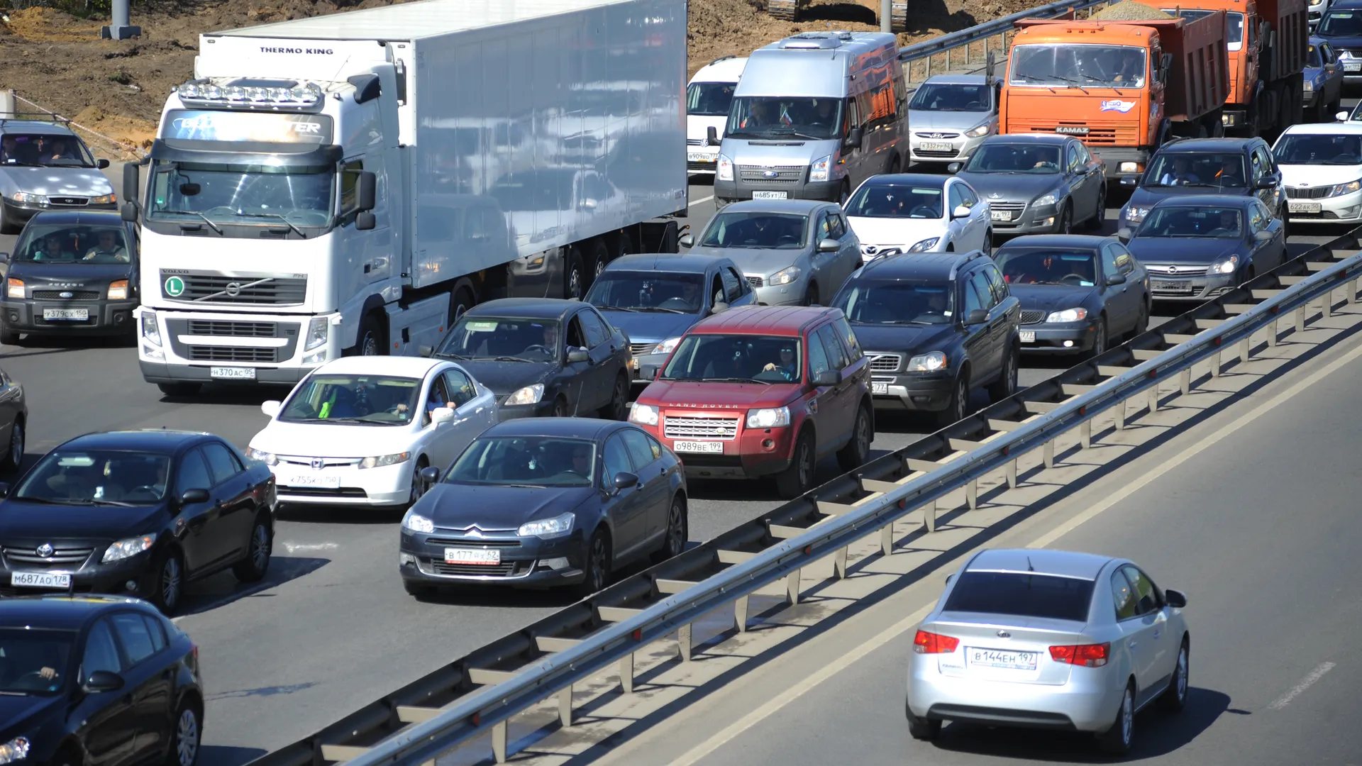 Автомобильное движение по Калужскому шоссе в Москве