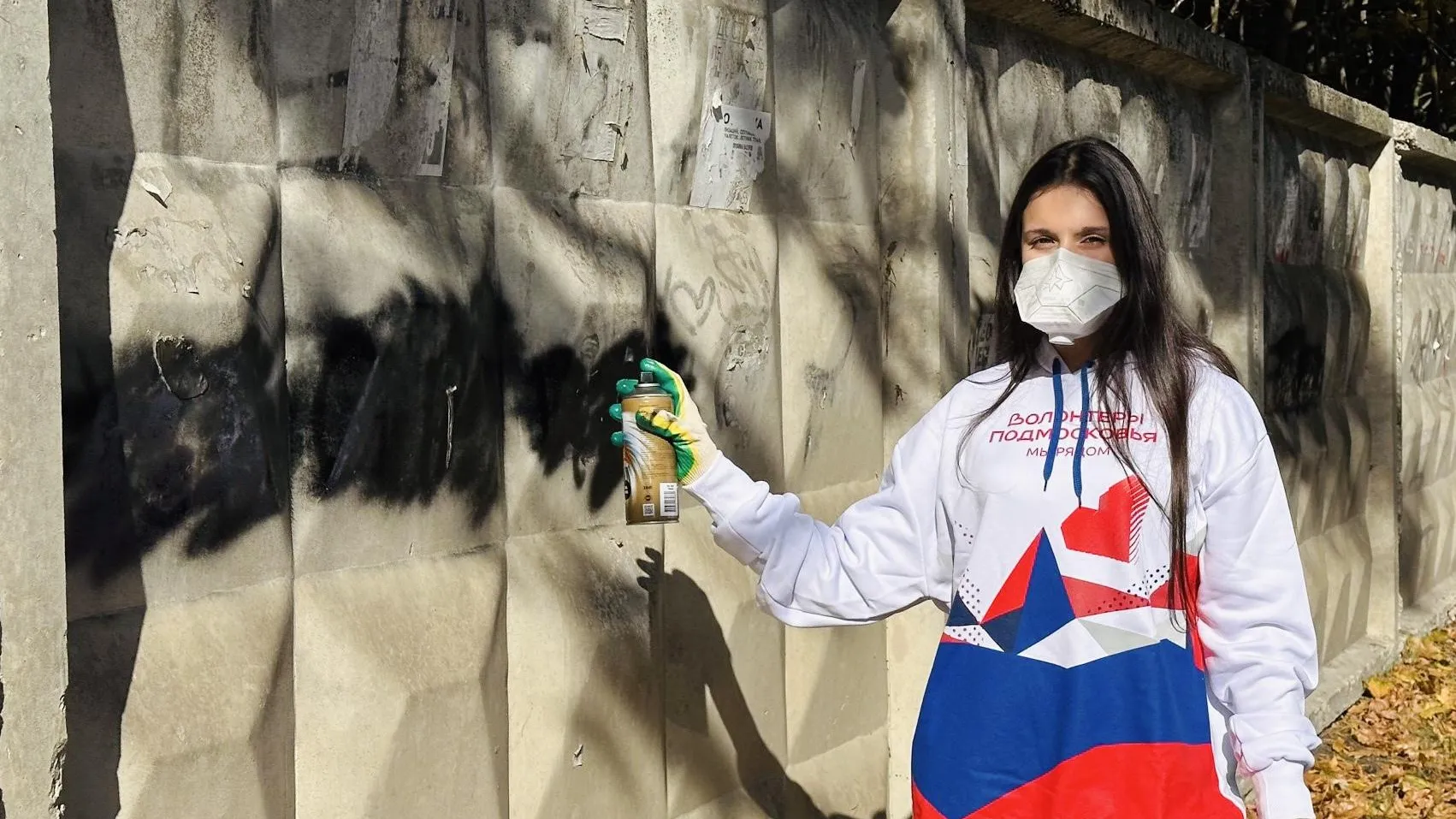 «Волонтеры Подмосковья» закрасили надписи с незаконной рекламой