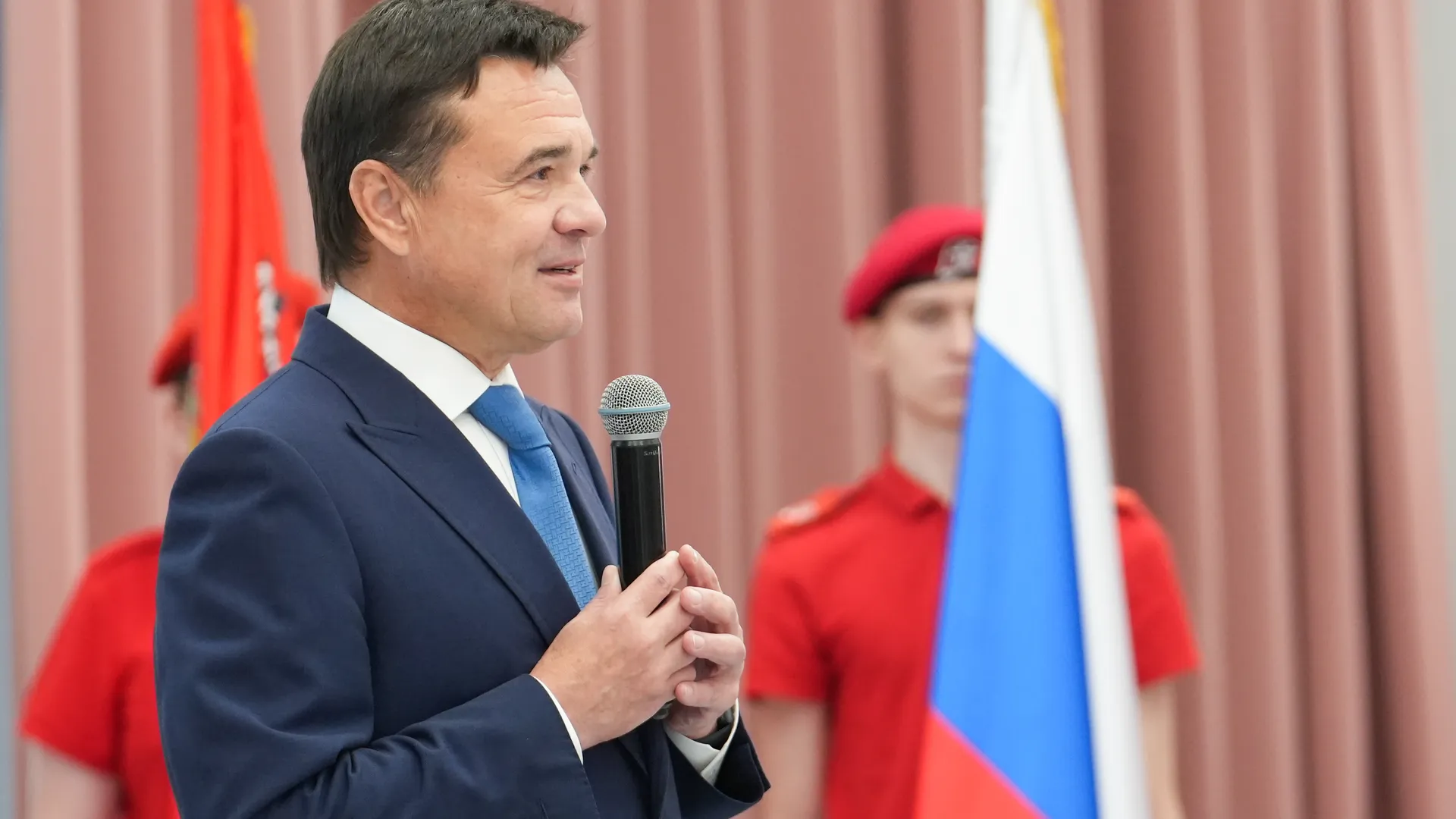 Андрей Воробьев поздравил с Днем знаний учащихся и педагогов школы им. Героя России Александра Монетова в Подольске