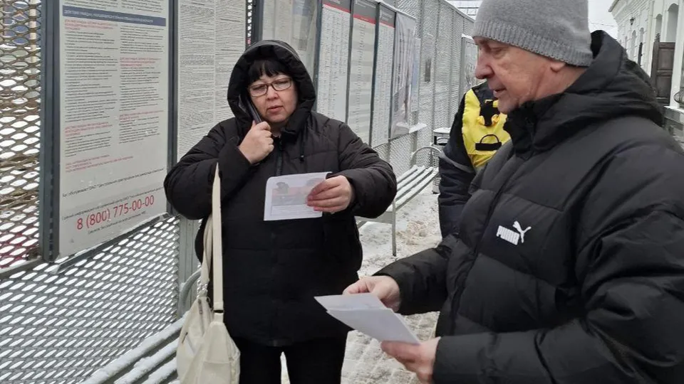 Представители администрации округа совместно с сотрудниками транспортной полиции напомнили пассажирам правила поведения на объектах железнодорожной инфраструктуры и раздали информационные листовки. Фото: пресс-служба Министерства транспорта и дорожной инфраструктуры Московской области