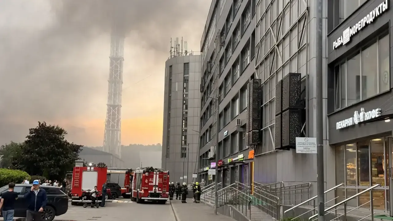 В Красногорске ликвидировали пожар на крыше ТЦ «Терабит»