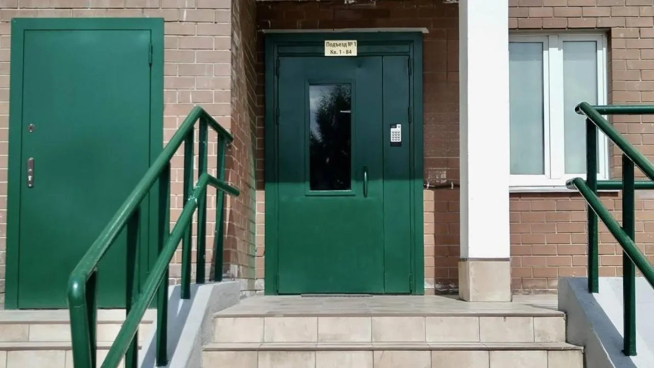 Более 7 тыс. элементов входных групп многоквартирных домов отремонтировали на территории Подмосковья