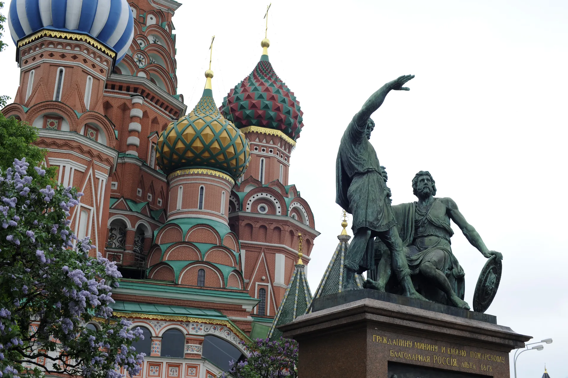 Памятник Минину и Пожарскому на Красной площади в Москве