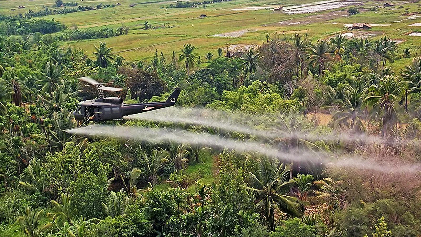 вертолет UH-1D распыляет Agent Orange в дельте реки Меконг, 26 июля 1969 года