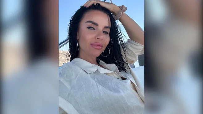 Солистка t.A.T.u. Волкова показала фигуру в бикини и мини-юбке на пляже