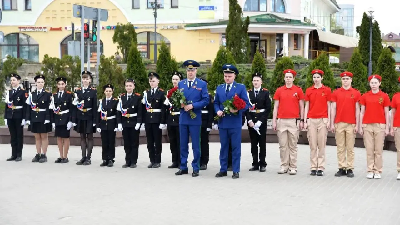 Заместитель прокурора Подмосковья почтил память павших у мемориала в Дмитрове