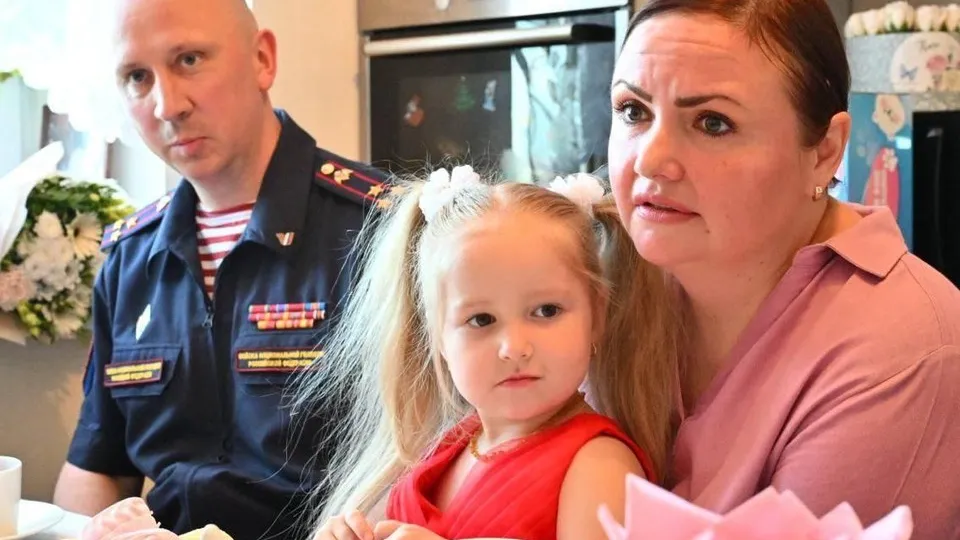 Руководитель Ассоциации ветеранов СВО Александр Манаенко и семья Вячеслава Гвозденко, участника спецоперации. Фото: пресс-служба администрации г.о. Реутов