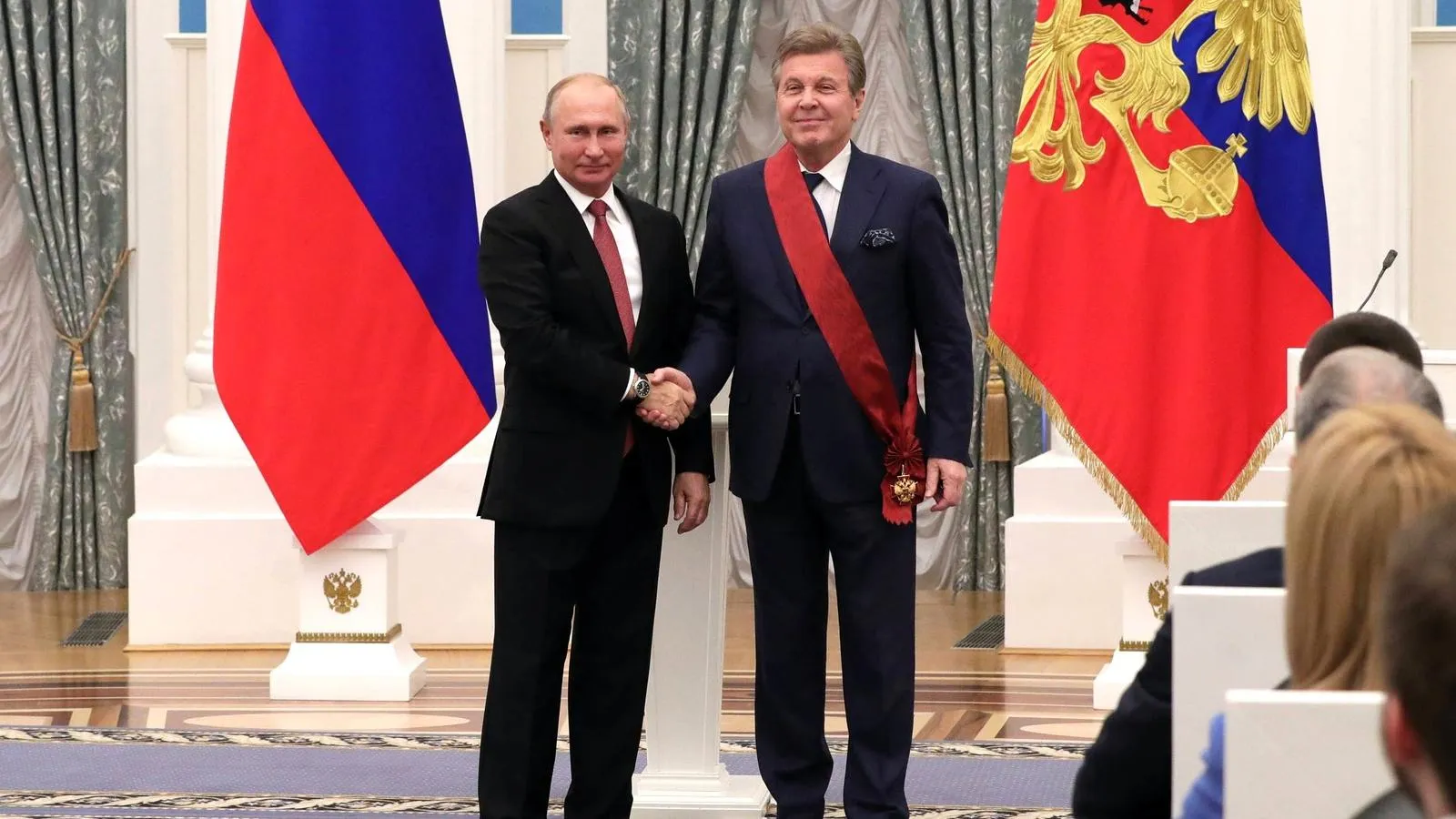 Президент России Владимир Путин награждает Льва Лещенко орденом «За заслуги перед Отечеством» 1-й степени, 27 ноября 2018 года