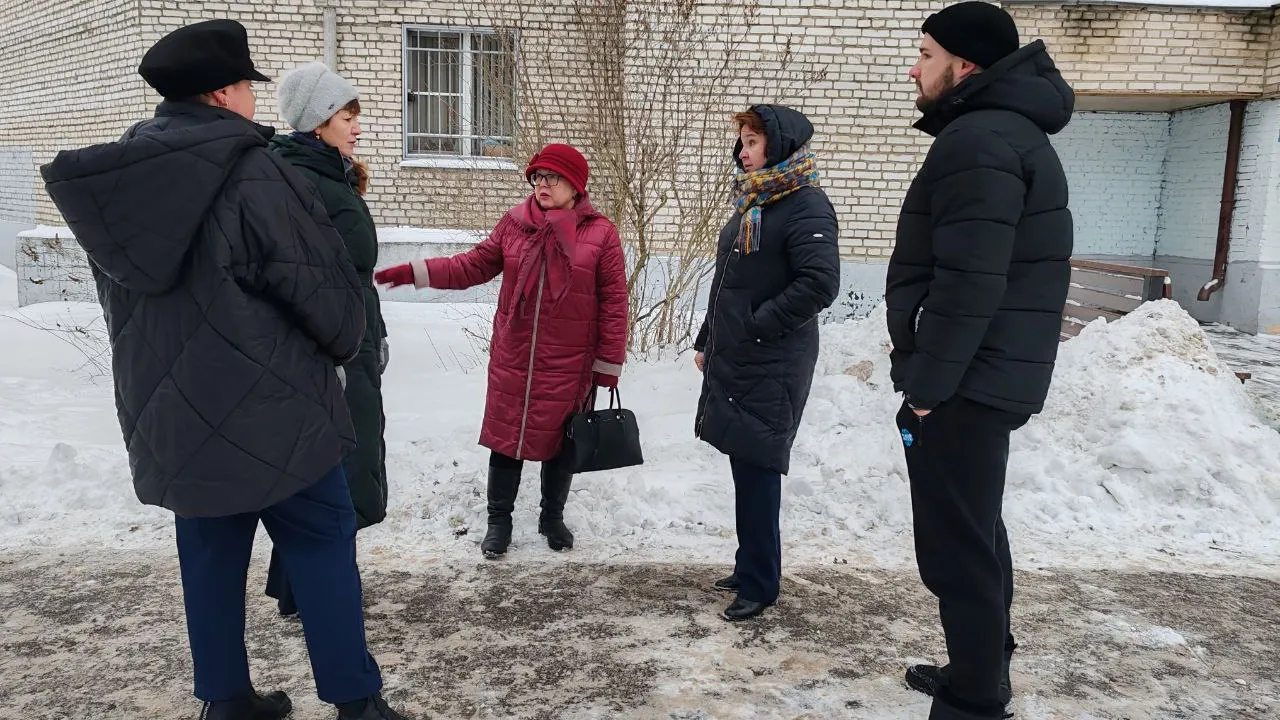 Ирина Альфовна Шилова (в центре) участвует в обходах по благоустройству с заместителями главы администрации округа. Фото: личный архив Ирины Шиловой