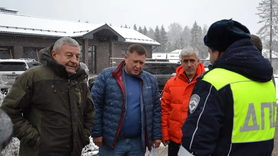 Заместитель главы города Андрей Петяев (второй слева) с сотрудниками УГИБДД МВД России&nbsp;«Власиха» Фото: администрация Краснознаменска