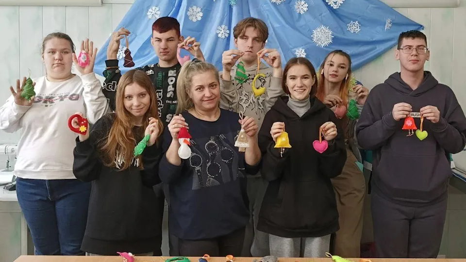Студенты с сувенирами собственного изготовления для солдат. Фото: Министерство образования МО