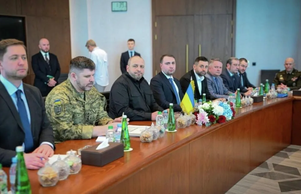 Украинская делегация участвует во втором раунде переговоров представителей РФ, США и Украины в Абу-Даби. Второй слева: начальник Генерального штаба ВС Украины Андрей Гангов, третий слева: секретарь Совета национальной безопасности и обороны (СНБО) Украины Рустем Умеров, четвертый слева: глава офиса Владимира Зеленского Кирилл Буданов, пятый слева: руководитель фракции «Слуга народа» Давид Арахамия, шестой слева: первый заместитель руководителя офиса Владимира Зеленского Сергей Кислица.