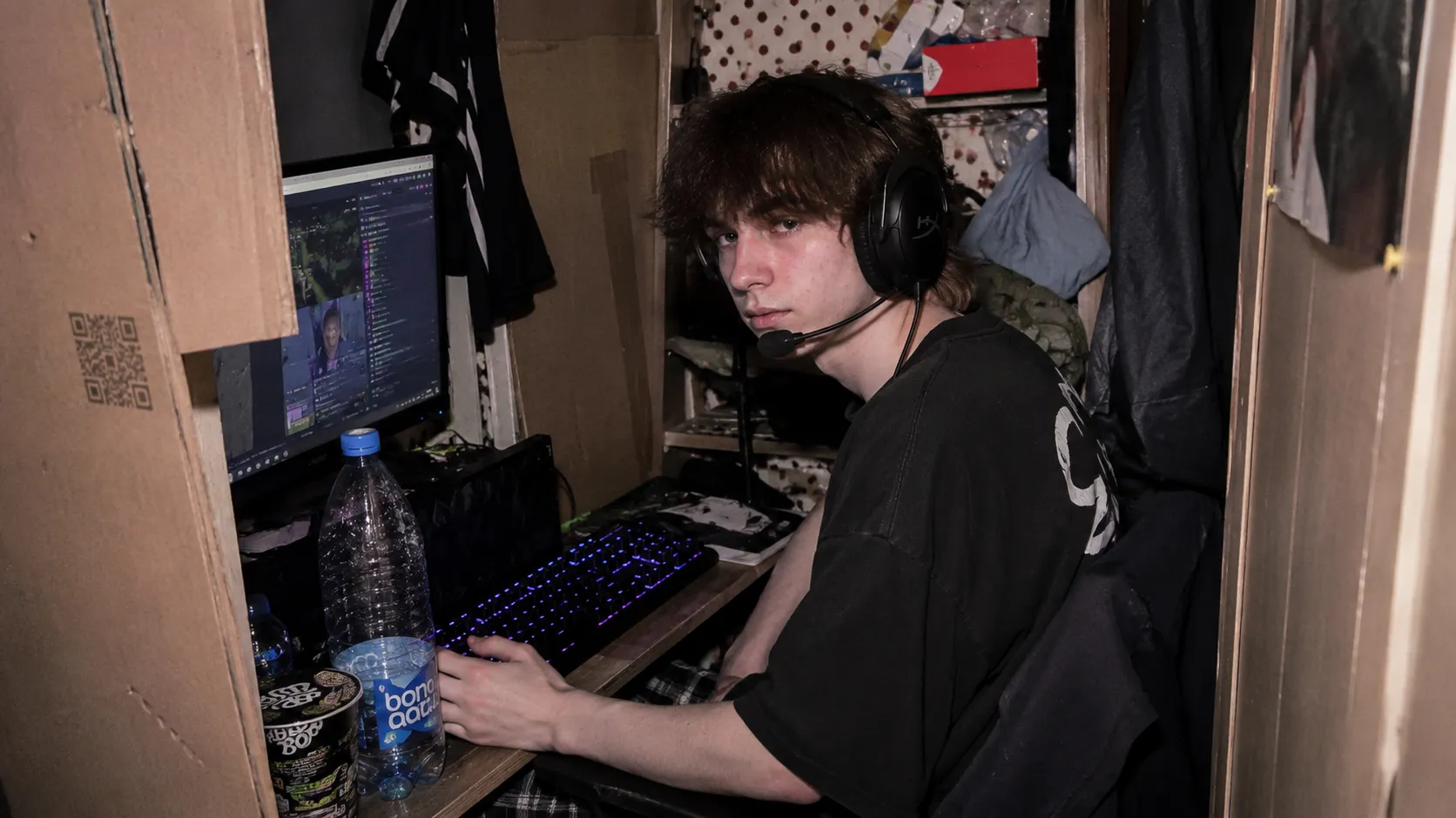 17-летний стример заперся в чулане на два месяца: за донаты делает отжимания и надевает смирительную рубашку