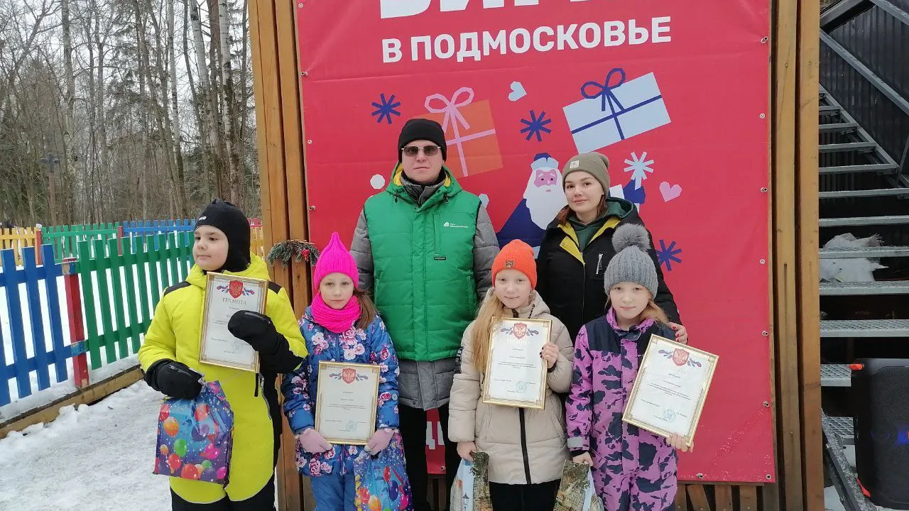 Директор Парков Краснознаменска Сергей Федоров с участниками мастер-классов. Фото: МБУК  «Городской парк культуры и отдыха»
