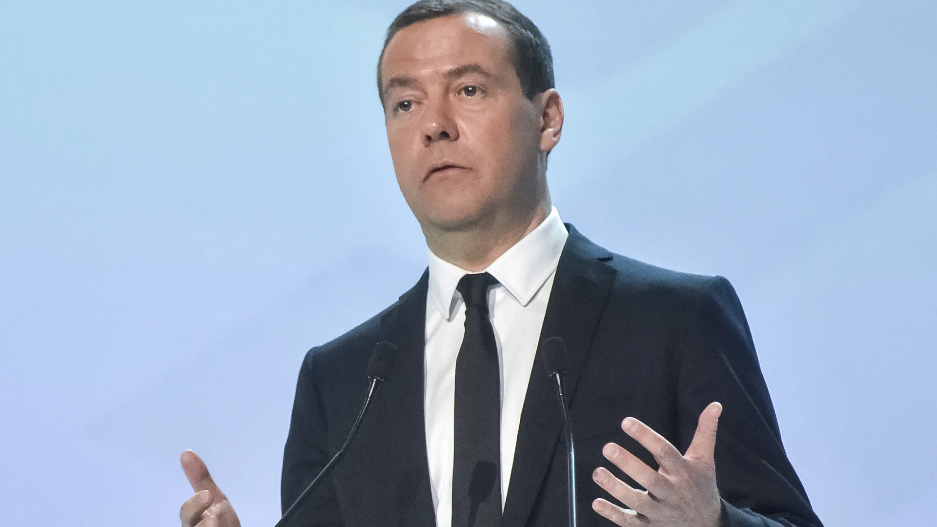 «Их компании – священная корова»: Медведев предлагает перейти от управления западными активами к их изъятию