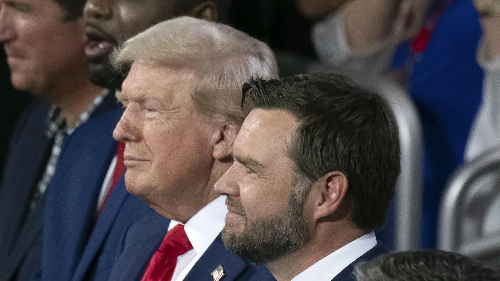 Кандидат в президенты США от Республиканской партии Дональд Трамп и его кандидат в вице-президенты Джеймс Дэвид Вэнс. Ron Sachs — CNP for NY Post