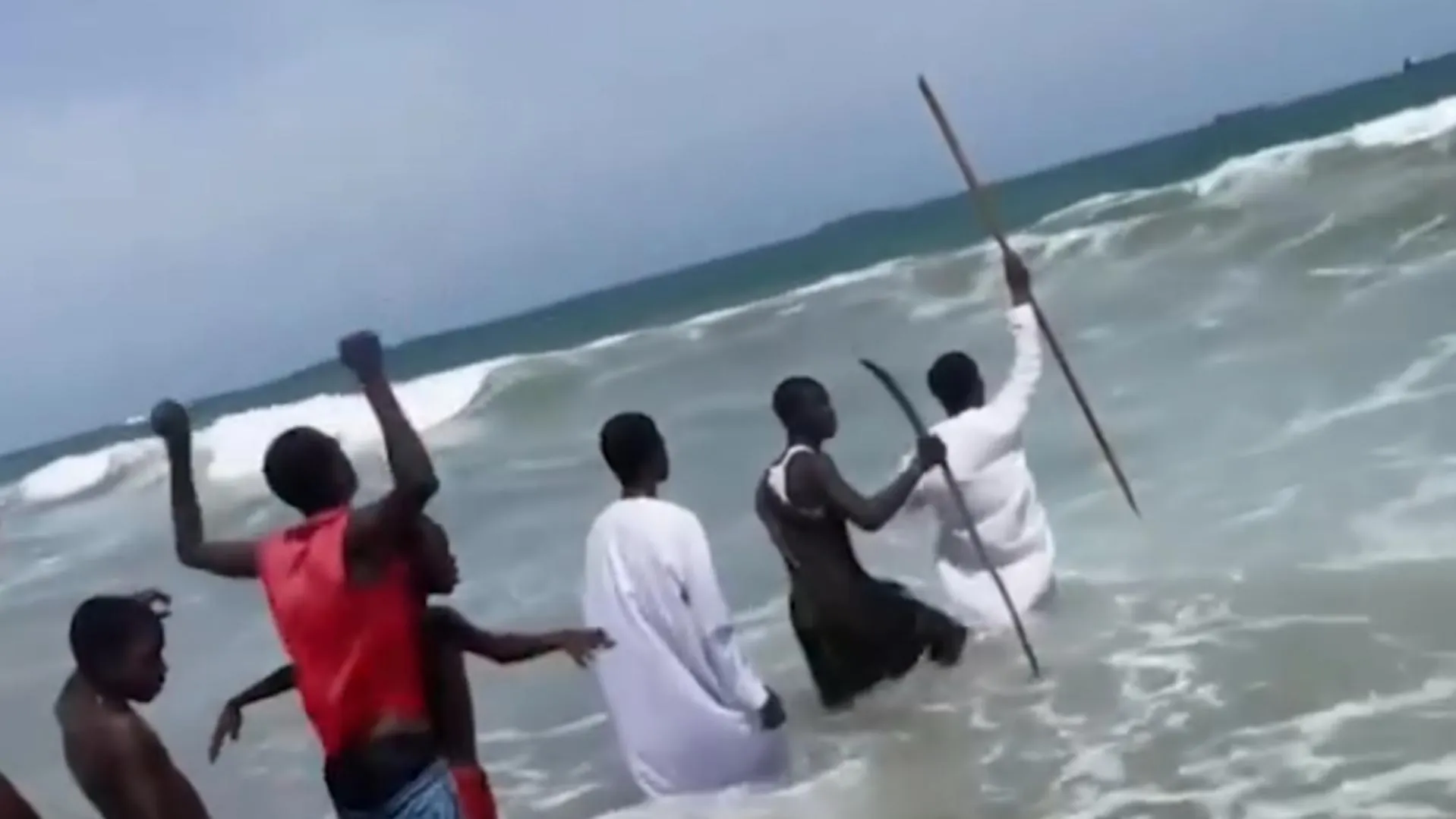 В соцсетях завирусилось видео со священником, едва не утонувшим при попытке раздвинуть море как Моисей