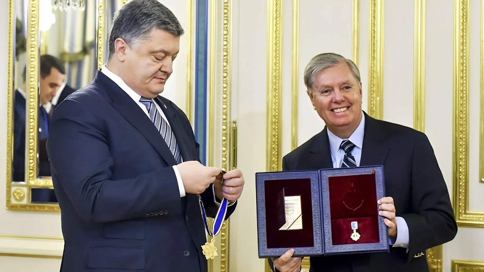 Президент Украины Петр Порошенко вручает сенатору Грэму орден князя Ярослава Мудрого III степени, 30 декабря 2016 года