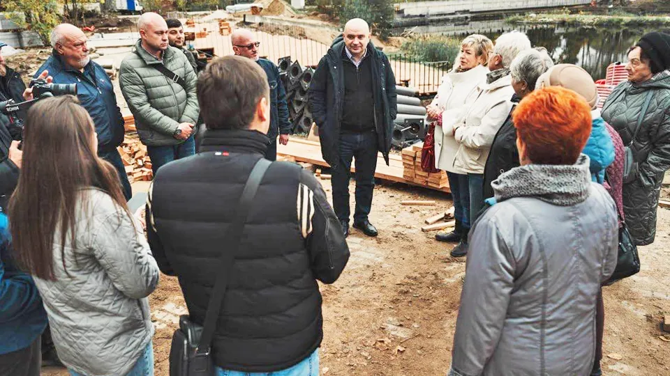 Глава г.о. Лосино-Петровский Сергей Джеглав (в центре) на встрече с жителями Свердловского Фото: Руслан  Изотов