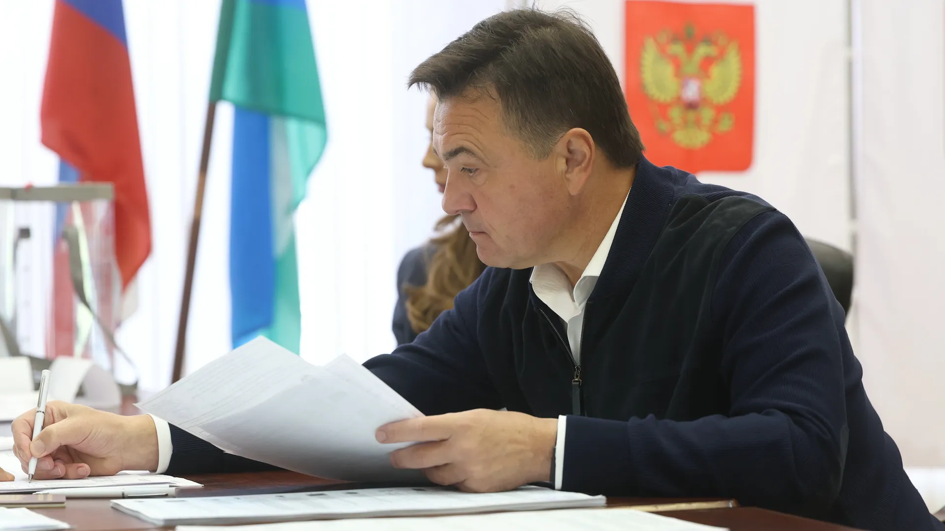 Андрей Воробьев с дочерьми проголосовал на избирательном участке в Одинцовском округе