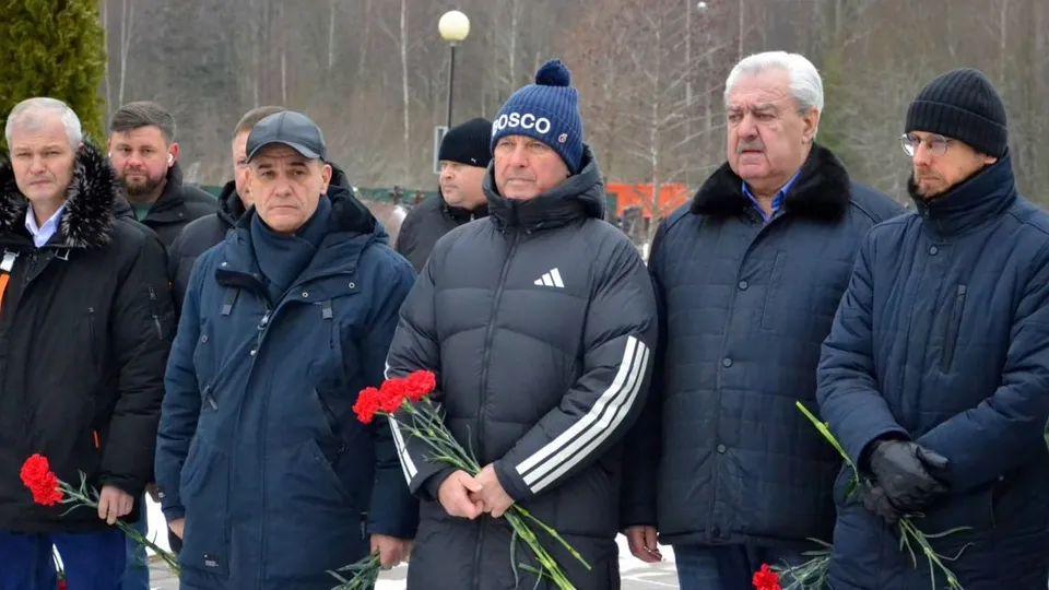 Замглавы города Владимир Парамонов (крайний слева), глава города Владимир Пирогов (второй слева), зампредседателя Мособлдумы Олег Рожнов (в центре), председатель Совета депутатов Александр Мостковой (второй справа), зампредседателя Совета депутатов Виталий Вышкварцев (крайний справа) Фото: администрация Краснознаменска