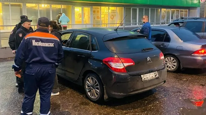 Работники ГКУ МО «Мособлпожспас» освободили ребенка, запертого в машине