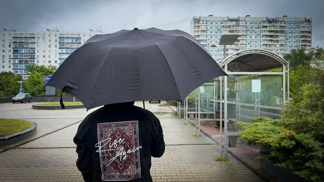 Врач рассказал, чем опасна длительная прогулка под дождем