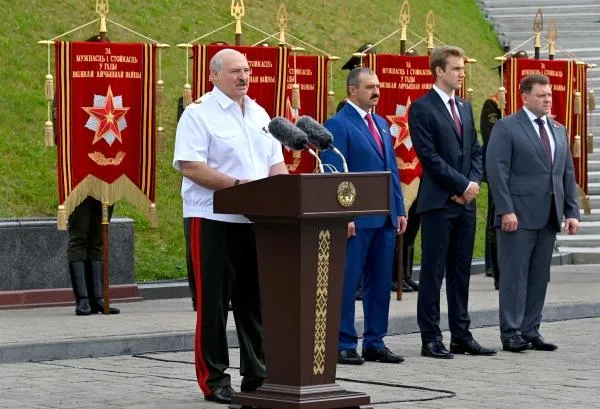 Александр Лукашенко с сыновьями. Слева направо: Виктор, Николай и Дмитрий