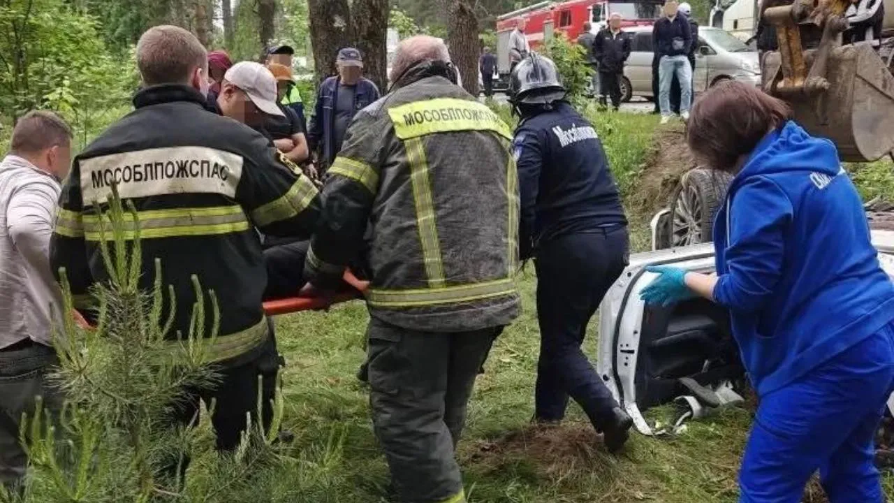 Спасатели Подмосковья ликвидировали последствия дорожной аварии в Богородском округе
