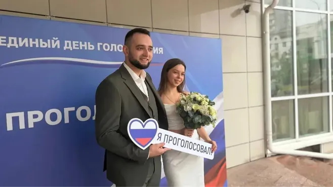 На избирательном участке № 3622 в Видном первыми проголосовали молодожены