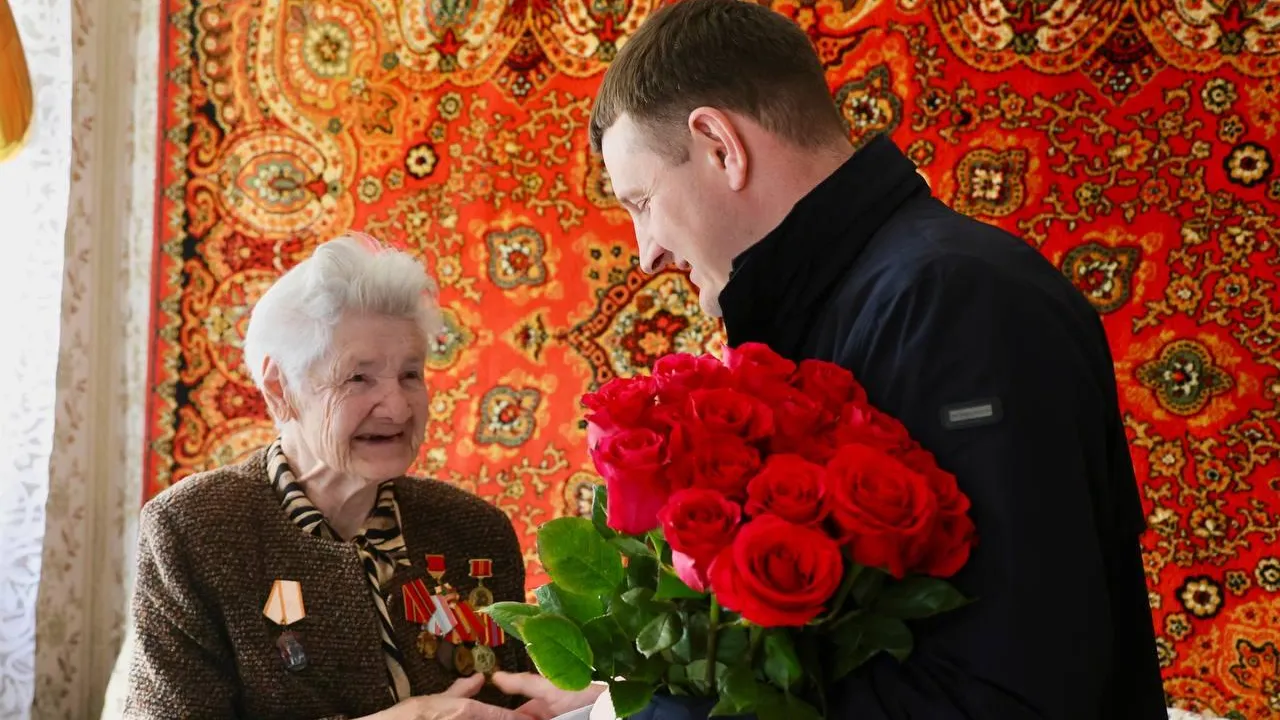 Глава Павловского Посада поздравил с 95-летием ветерана труда Раису Епихину
