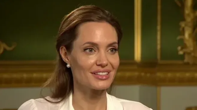 «Никогда не рыдала при них»: Анджелина Джоли заявила, что не проявляла эмоции перед детьми