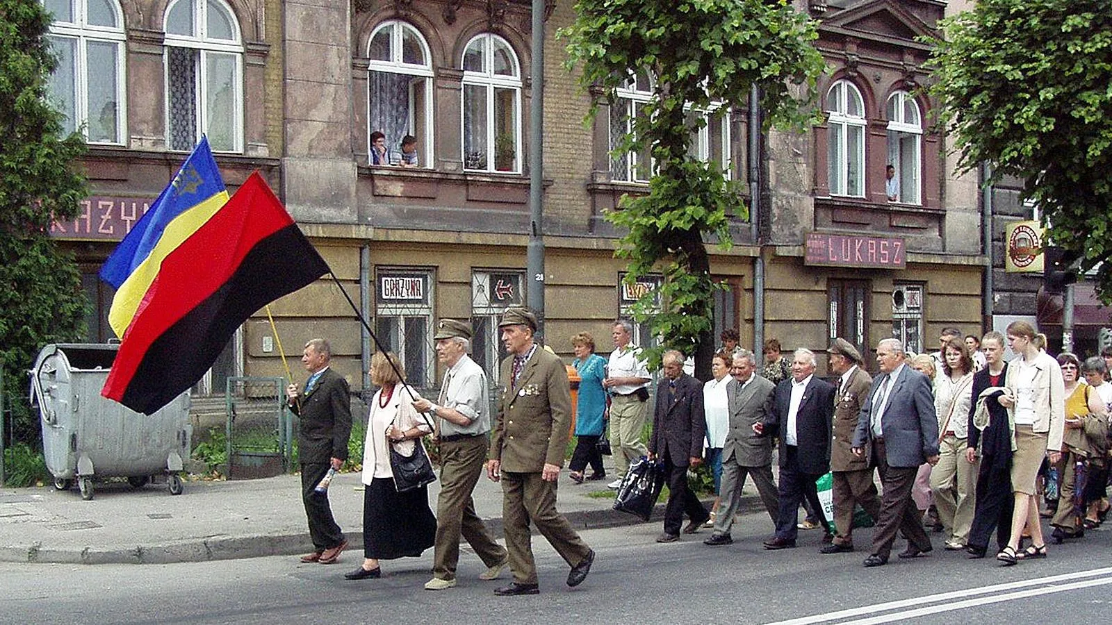Ветераны УПА* и им сочувствующие маршируют в Перемышле