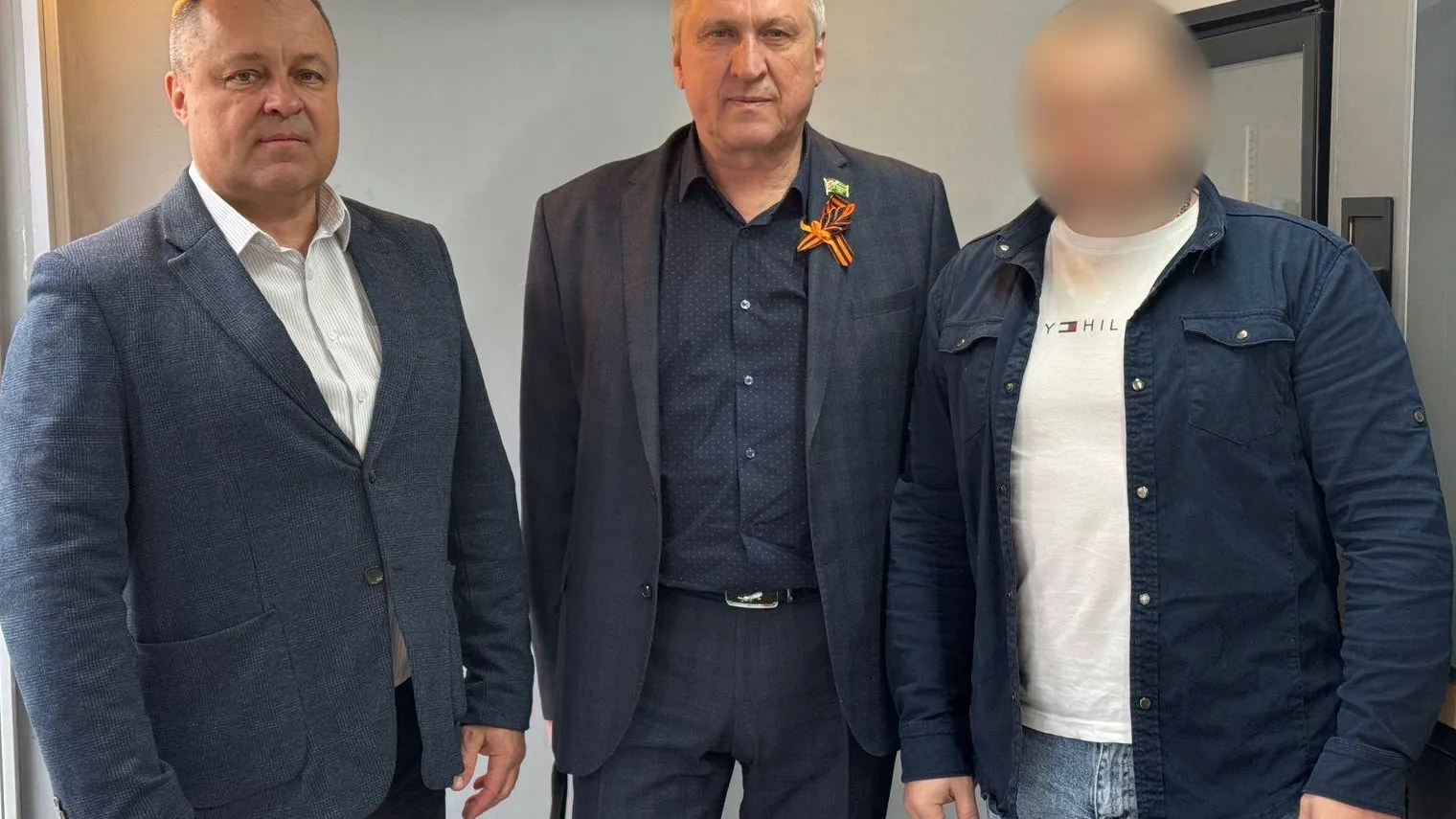 Слева направо: Виталий Орлов, Виталий Тамаркин, герой СВО. Фото: пресс-служба администрации Наро-Фоминского г.о.