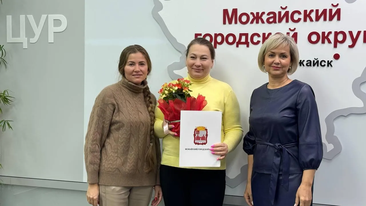 Вручение документов на новое жилье. Фото: пресс-служба администрации Можайского округа
