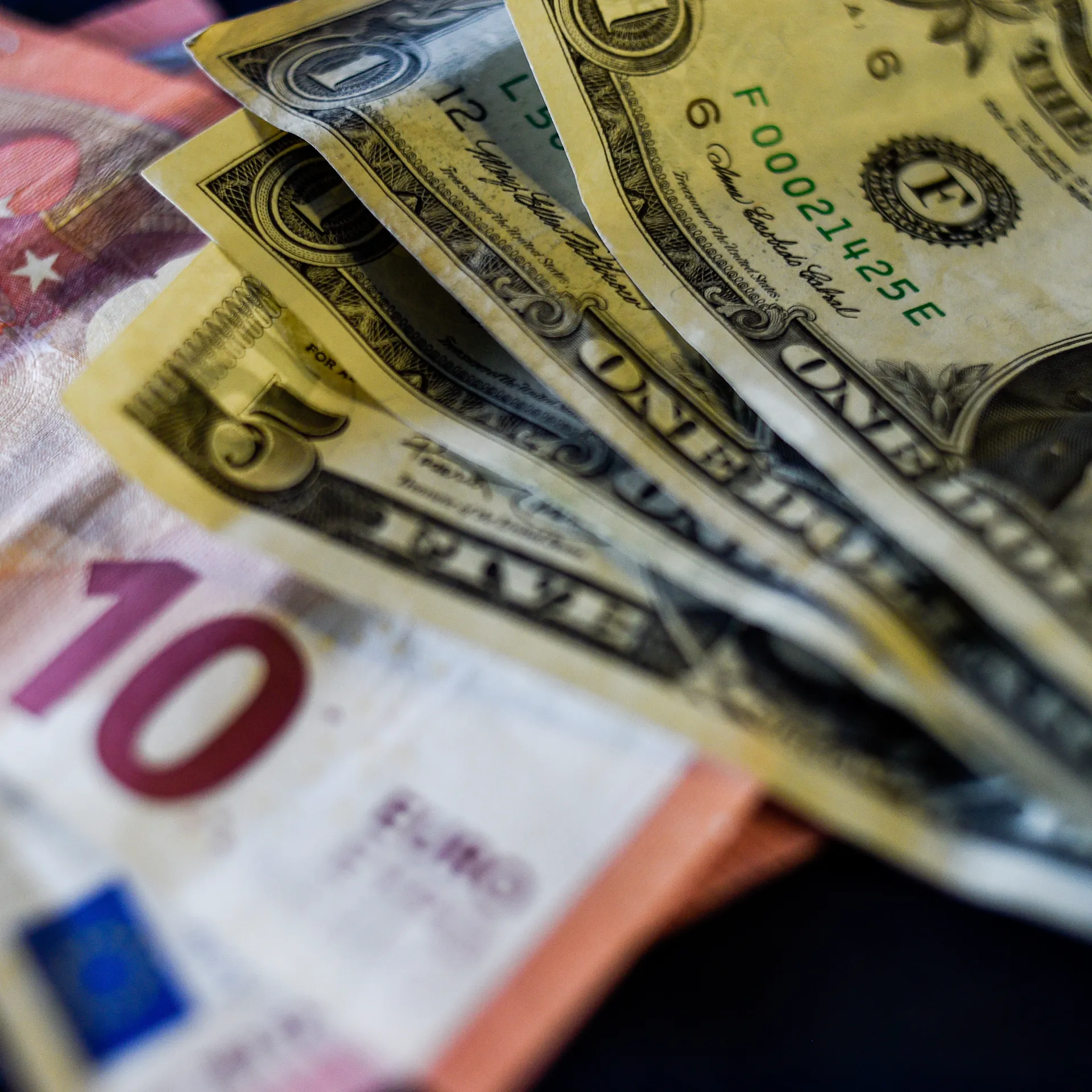 Денежные купюры евро и долларов США