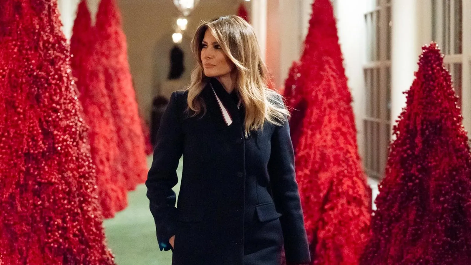 Мелания Трамп осматривает рождественские украшения Белого дома 2018 года