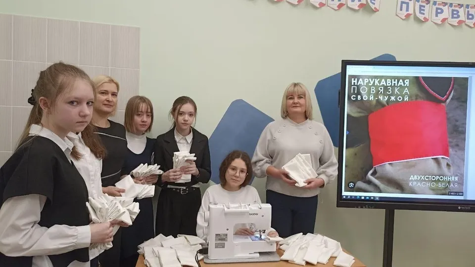 Школьницы работают под руководством своих педагогов. Фото: пресс-служба администрации г.о. Подольск