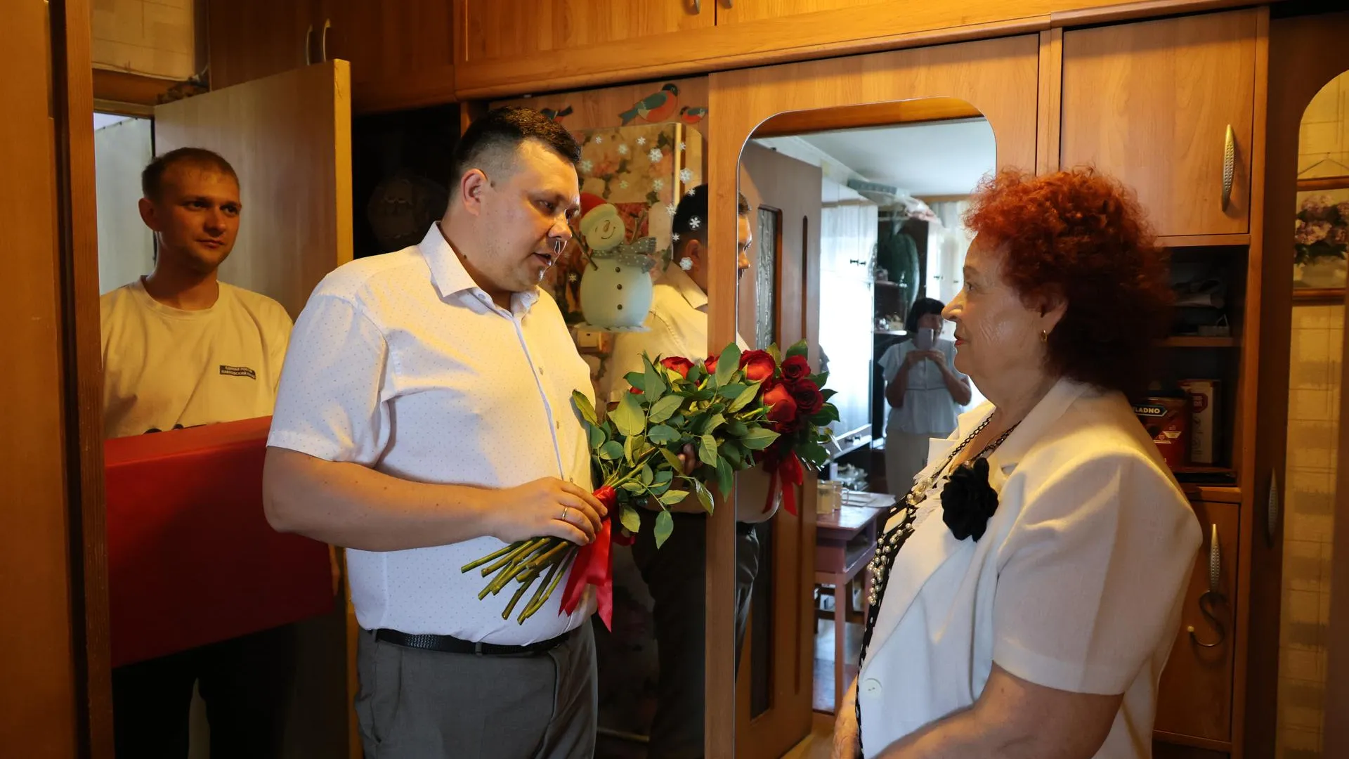 Эпоха в лицах: ВРИП главы Павлово-Посадского округа поздравил легендарную жительницу с юбилеем