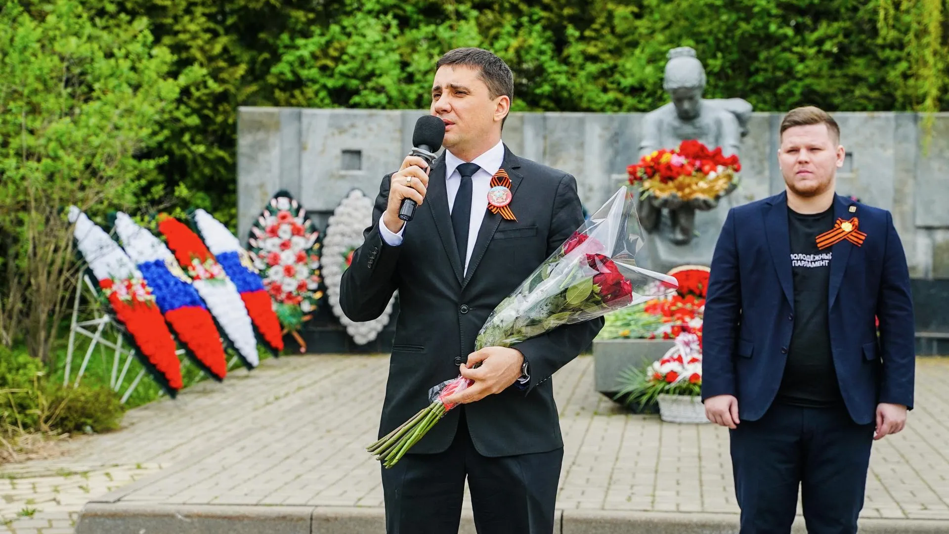 В День Победы жители Химок возложили цветы к монументу «Скорбящая мать» в Сходне