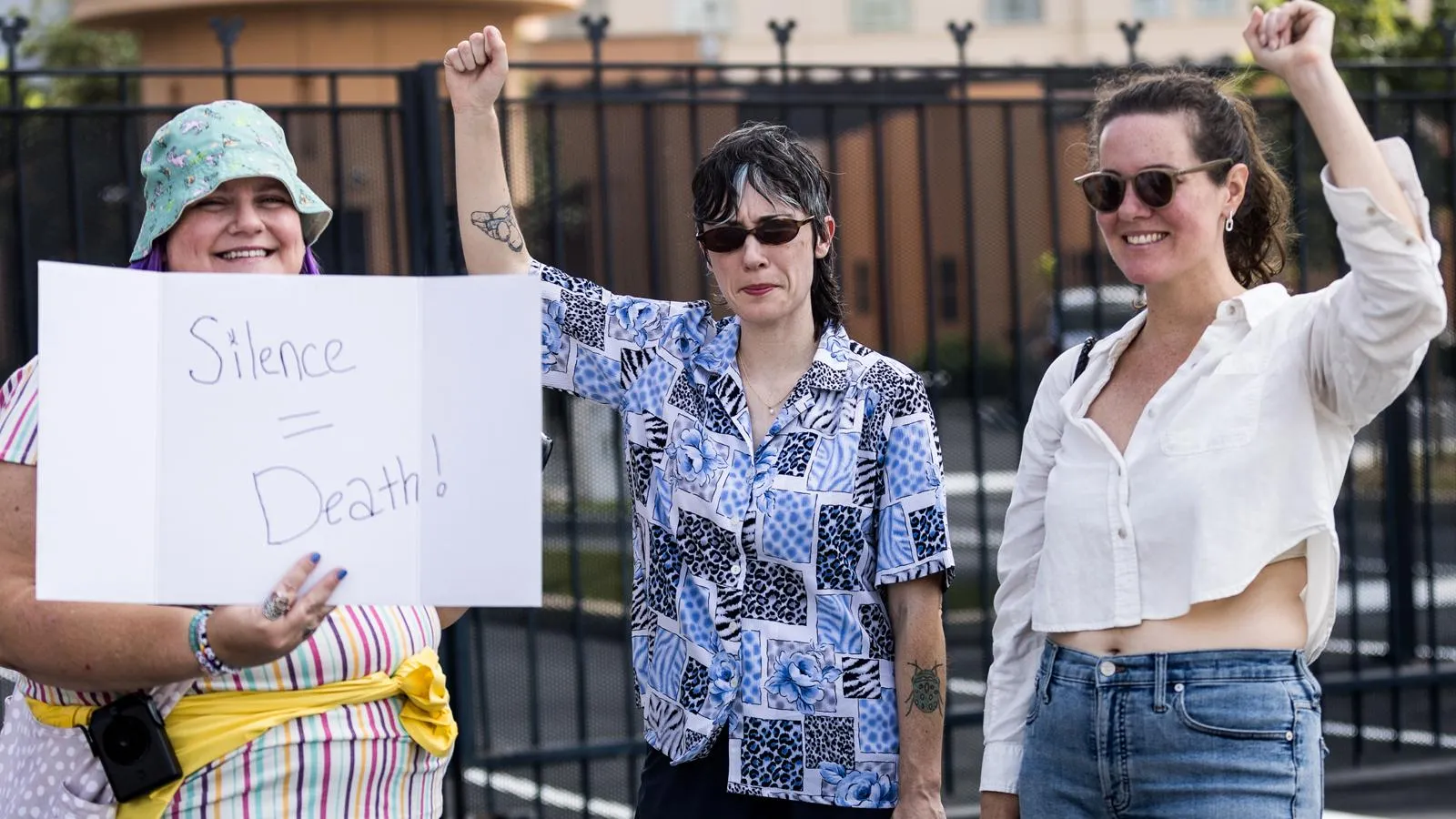 Американские гражданки с плакатом надписью «Молчание = смерть» на пикете в защиту Киммела, 18 сентября 2025 года. Lela Edgar