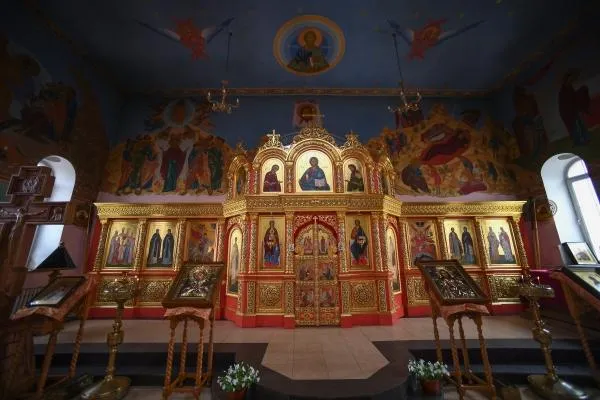 Иконостас православной церкви архангела Михаила в Грозном