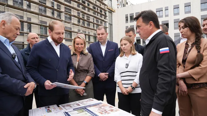 Губернатор Подмосковья обсудил строительство больницы и развитие дорожной сети с жителями Реутова и Балашихи