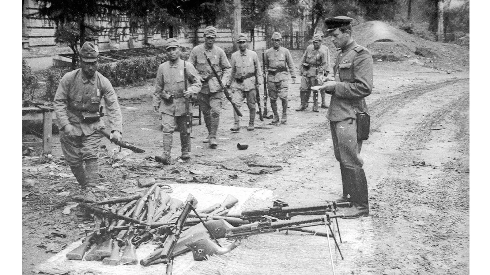 Японские солдаты сдают оружие, Харбин, 1945 год. Евгений Халдей