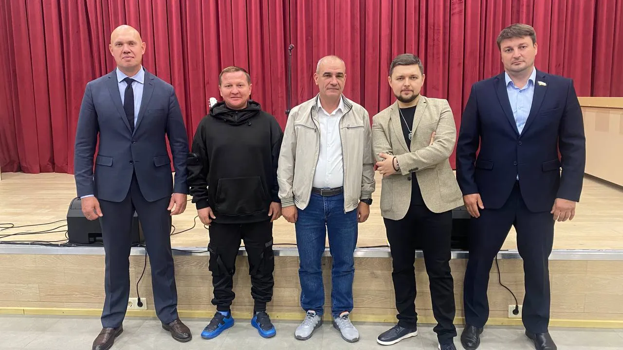 Глава Краснознаменска Владимир Пирогов( в центре), певец Слава Благов (второй справа).&nbsp;Фото: Администрация Краснознаменска