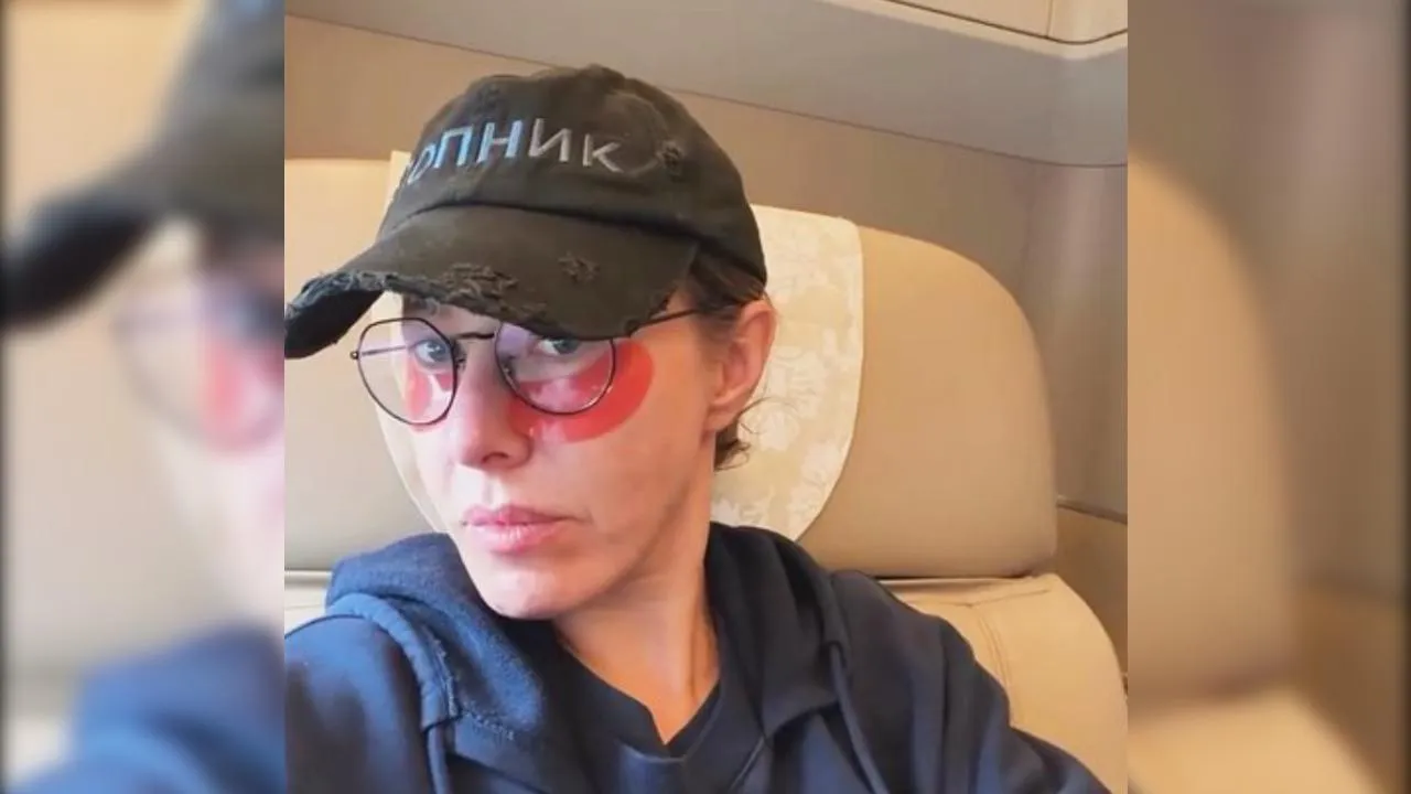 «Без тона и туши»: Ксения Собчак показала лицо без макияжа в салоне самолета