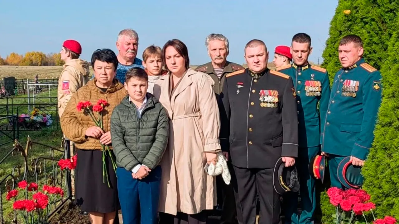 Юлия Трундаева (в центре, в светлом плаще)