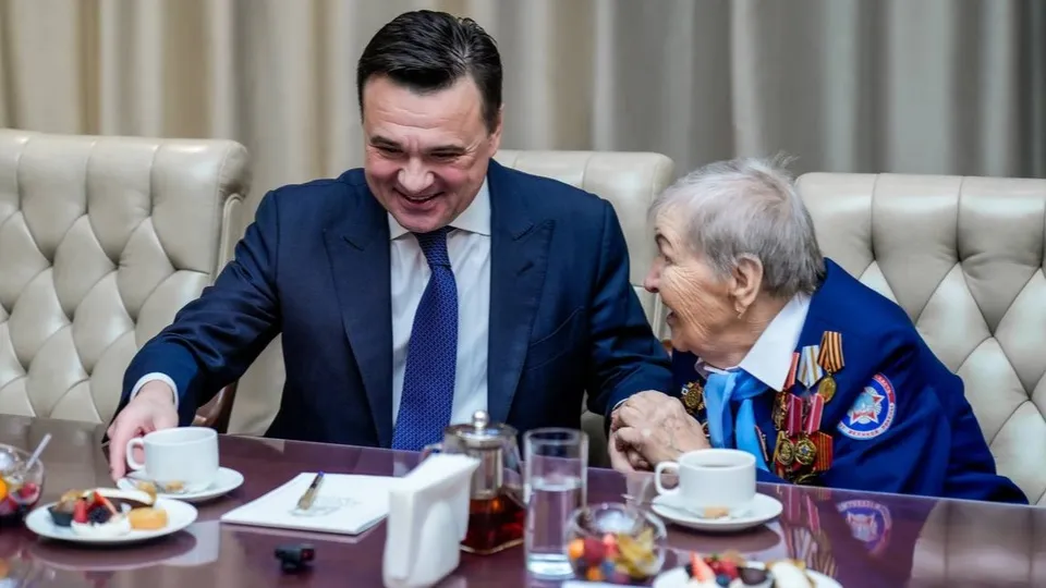 Ветеран войны каширянка Вера Панова с губернатором Московской области Андреем Воробьевым. Фото: пресс-служба губернатора и Правительства Московской области