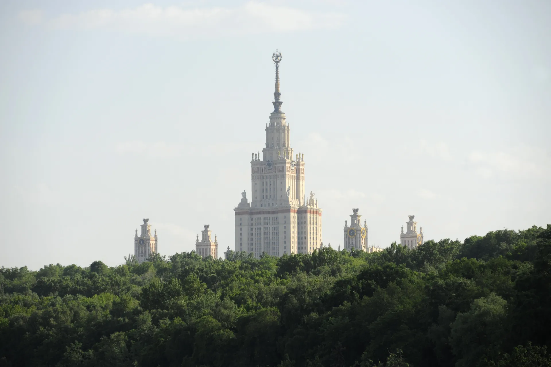 Вид на МГУ имени Ломоносова в Москве